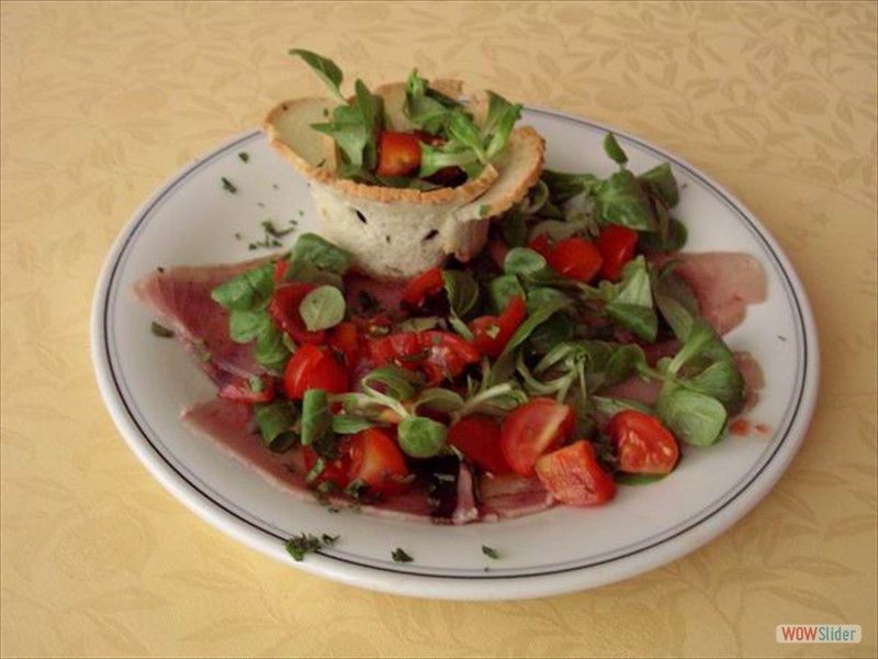 Carpaccio di Tonno con Valeriana e Aceto ai Lamponi